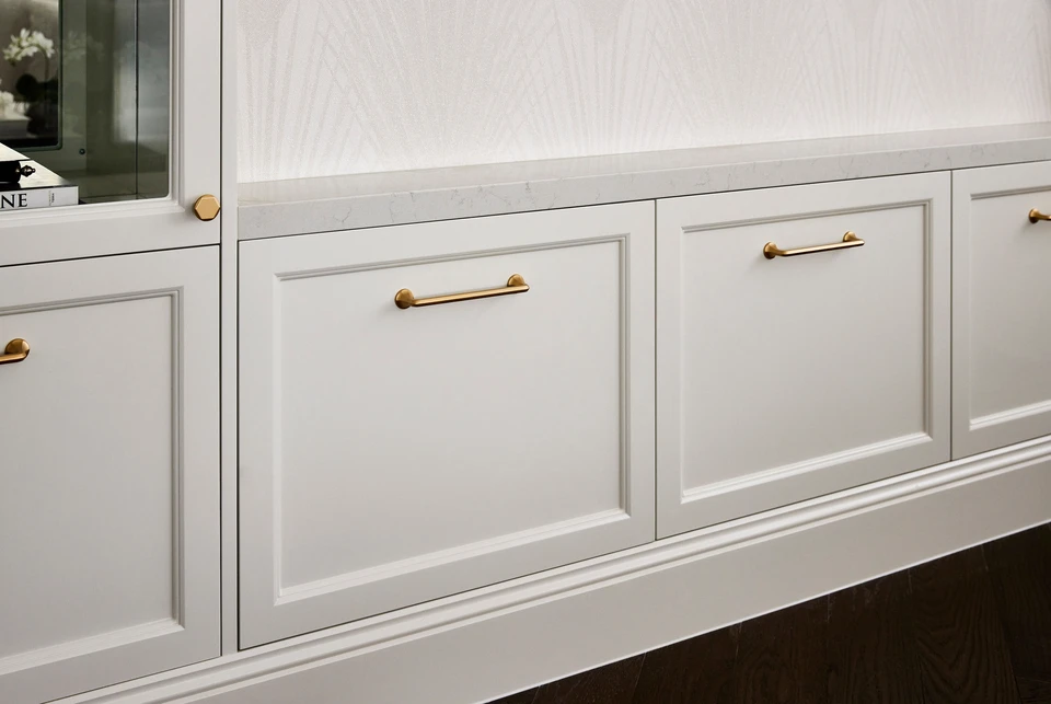 Intérieur moderne de cuisine avec mobilier blanc