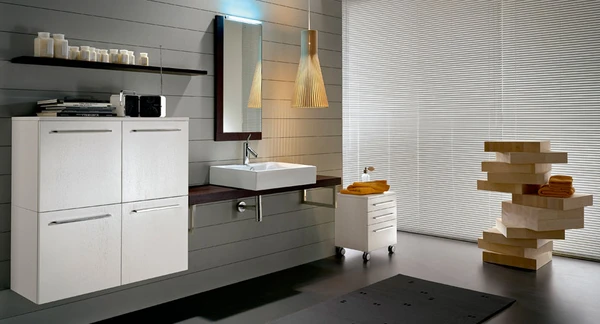 Salle de bain moderne avec douche à l'italienne, parois vitrées transparentes et carrelage mosaïque beige